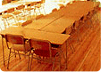 목재로 만들어진 책상과 의자