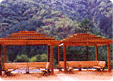 목재로 건축된 파고라의 모습