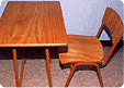 목재 가공으로 제작된 책상과 걸상